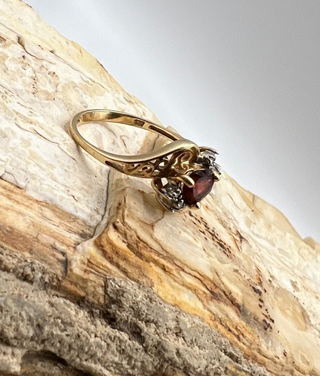 10k YG Vintage Garnet Faceted Heart Diamond Accent Ornate Ring- 1.86 Grams- 7