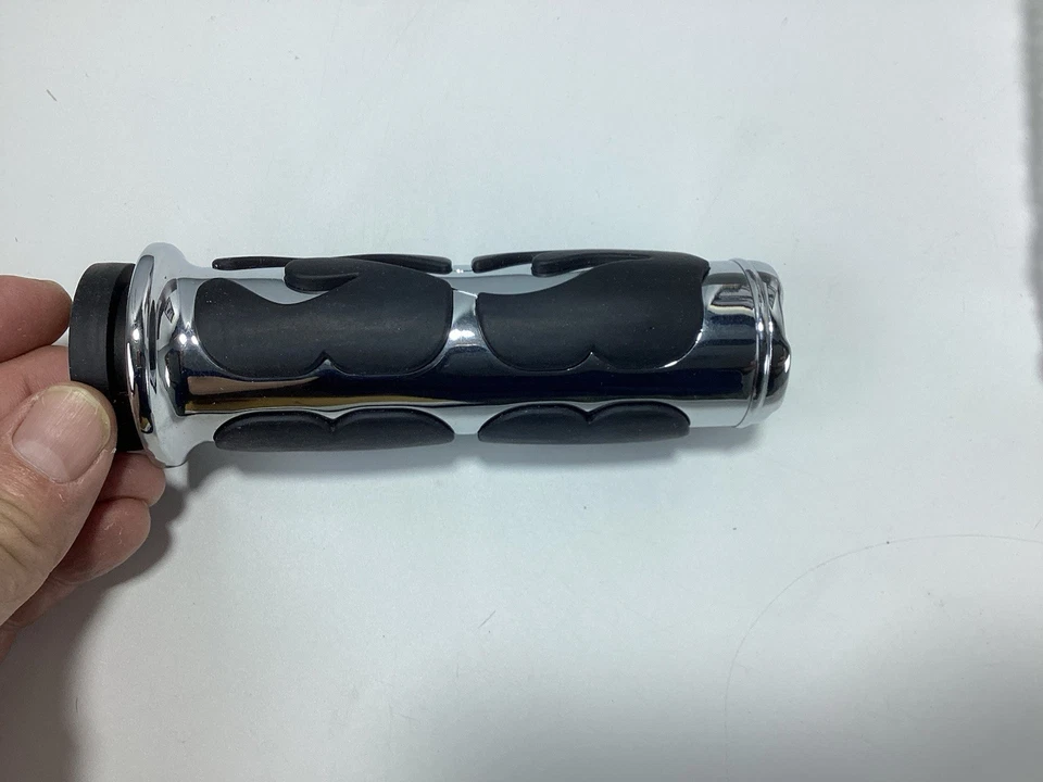 Par de empuñaduras de llama Kuryakyn ISO cromadas #6260 Harley Davidson NUEVO Foto 2 de 4