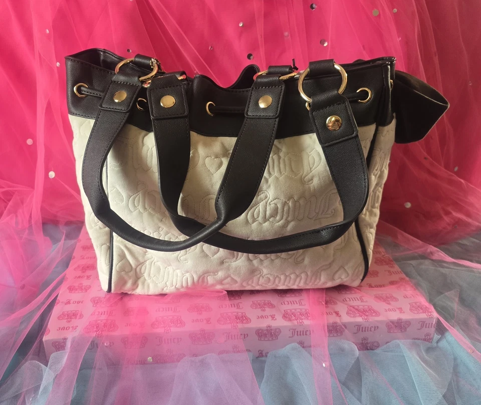 Bolso de Mano Juicy Couture Vintage Dreams Daydreamer con Dije de Corazón Foto 4 de 4