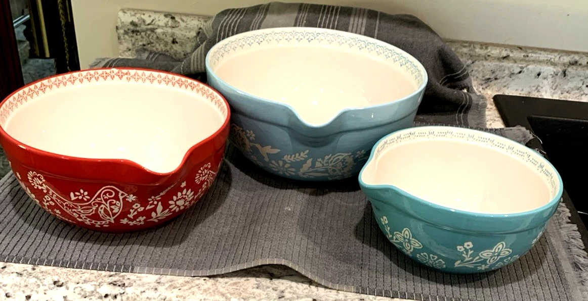 Set OF 3 PIONEER WOMAN FANCY FLOURISH Nesting Mixing Bowls w/Pour Spout Ex Cond.
Opens in a new wind