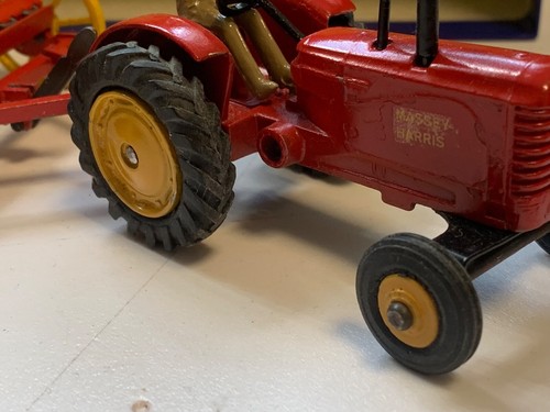 DINKY.27AK. FARM. MASSEY HARRIS TRACTOR. HAY RAKE SET.TRACTOR & RAKE.REPO BOX. - Picture 5 of 23