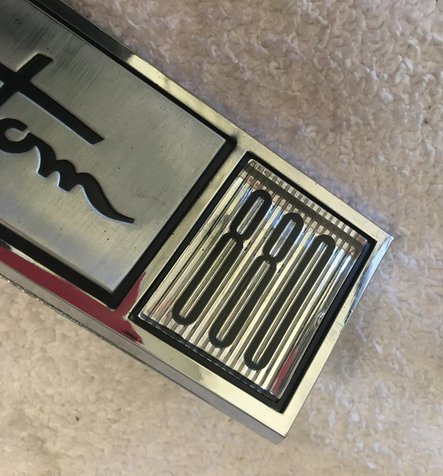 Placa de identificação emblema NOS Mopar 1965 Dodge Custom 880 Fender 2578548 - Imagem 3 de 4