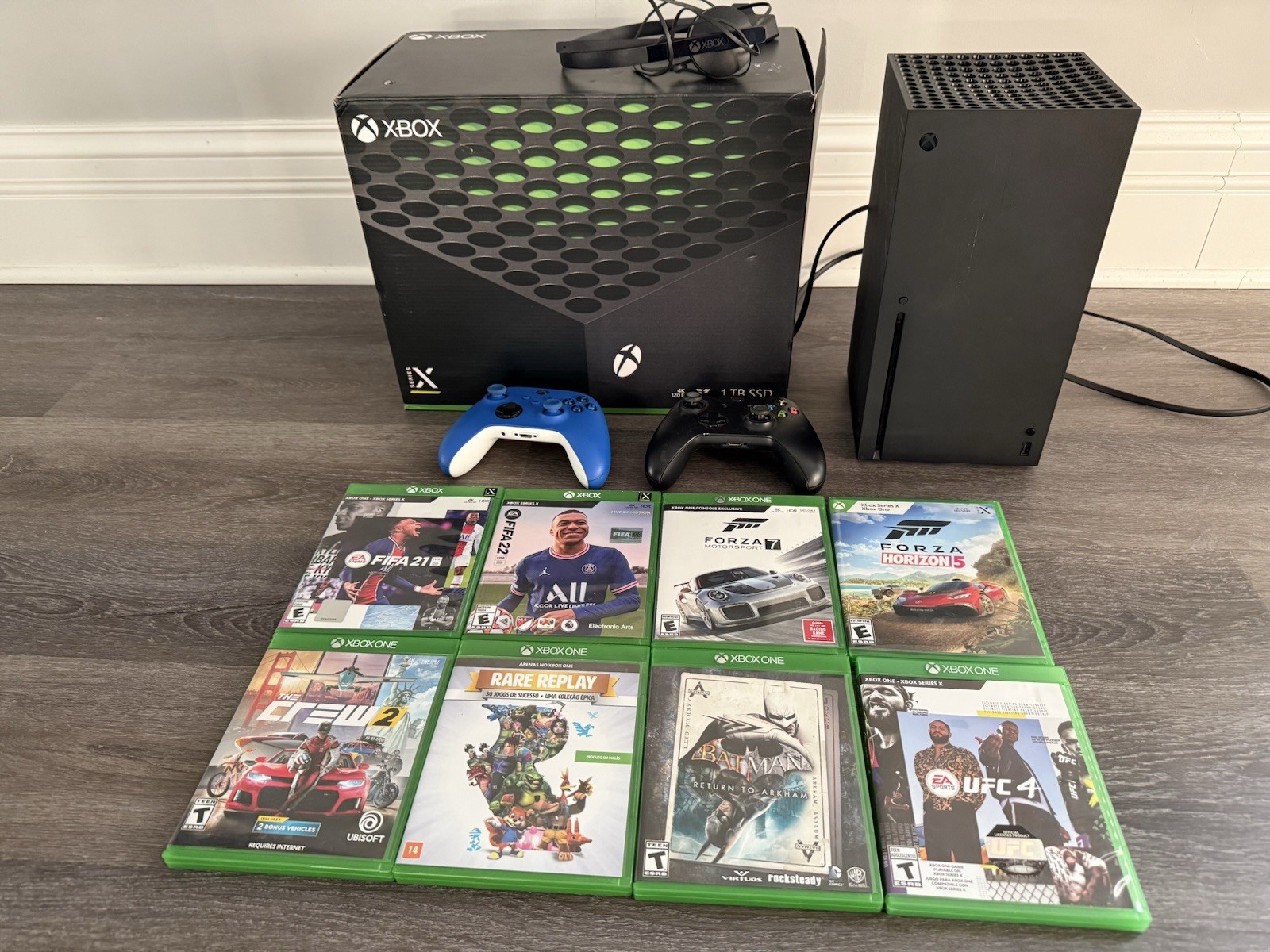 Microsoft XBOX series X 1TB SSD, 2 Controllers, 8 Games