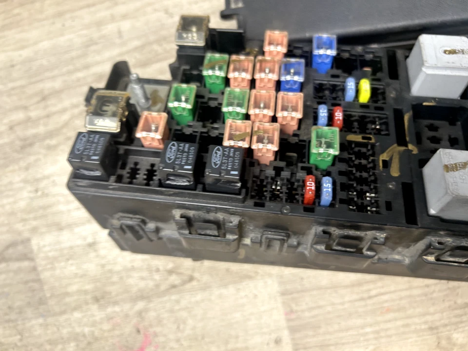 FORD FIVE HUNDRED 05-07 OEM FRONT POWER DISTRIBUTION FUSE BOX RELAY CONTROL - Image 4 of 4
