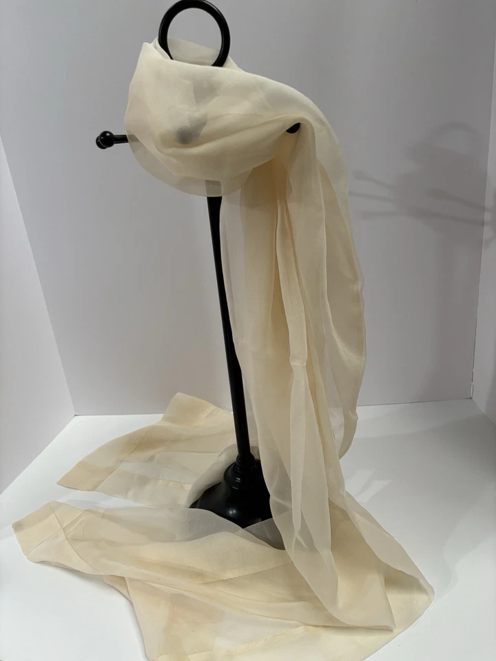 Mantón/bufanda de seda Echo hecho en Japón. 6’ de largo por 17” de ancho. Color hueso Foto 2 de 4