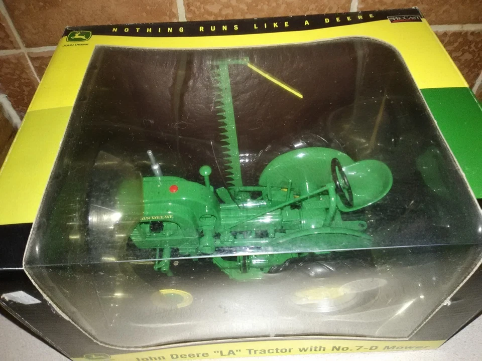 John Deere "LA" Tractor With No. 7-D Sickle Mower By SpecCast 1/16 Scale NOS - Image 2 of 3