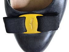 Vintage SALVATORE FERRAGAMO Vara Bow Black Leather Shoes Women's 9.5 Gold Logo