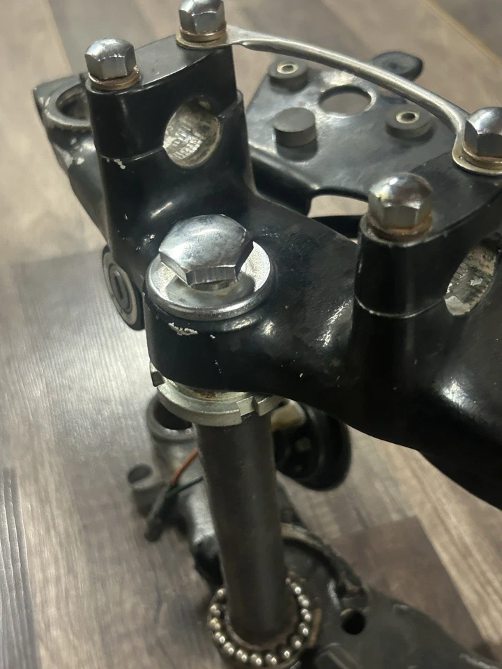 Conjunto de triple árbol horquilla delantera Suzuki RV125 1976 OEM con llave de encendido y bocina OEM Foto 4 de 4