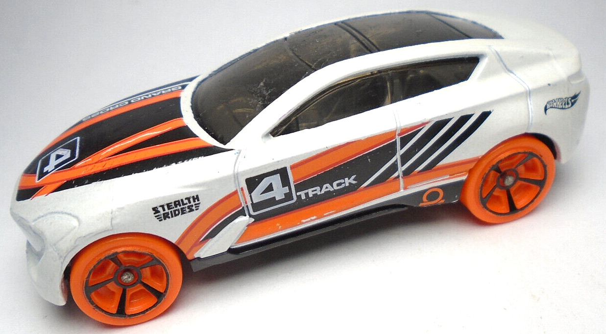 2021 HOT WHEELS GRAND CROSS STEALTH RIDES #4 WHITE 3" DIECAST RACE CAR W/ ORANGE