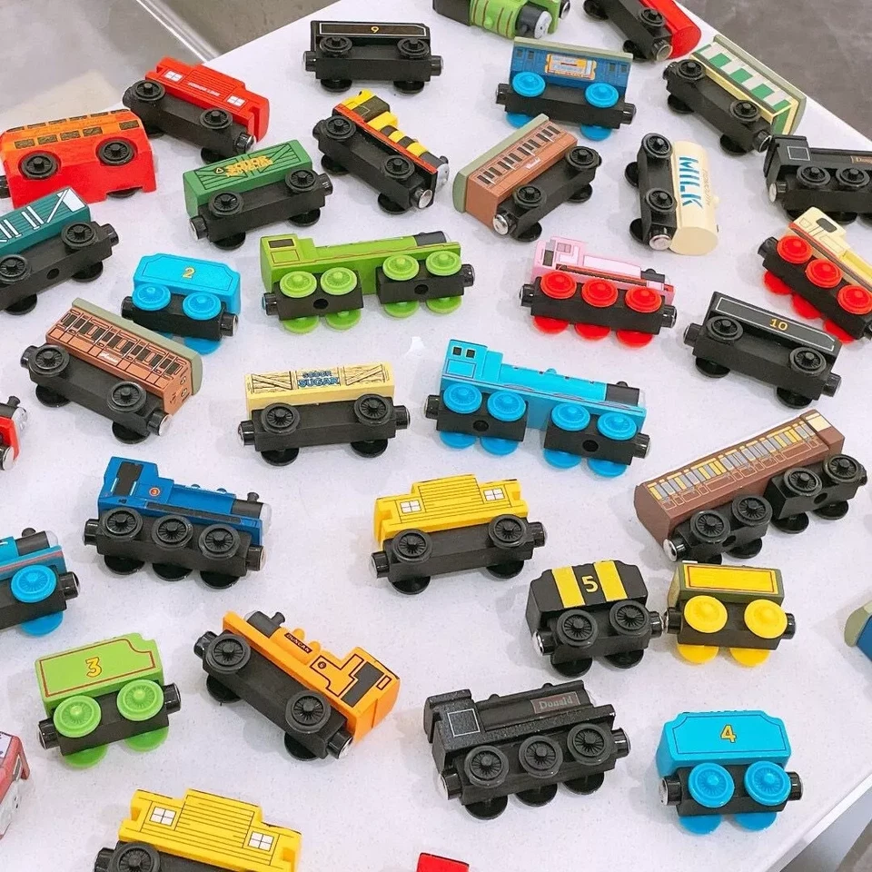 MARKENLOS Hölzerne Züge Track Tank Engines Tender Cars für Thoma& Friends BRIO COMPATIBLE