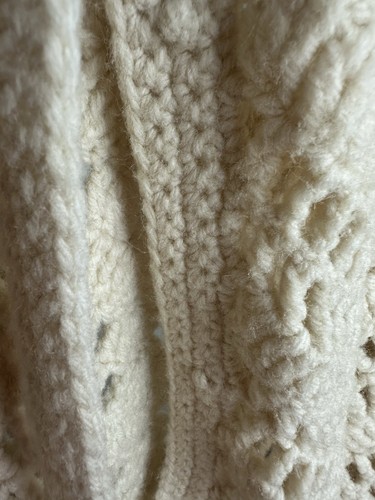 VTG Women’s Crochet Poncho One Size White Button Up Fringe Boho 70’s - Picture 5 of 5