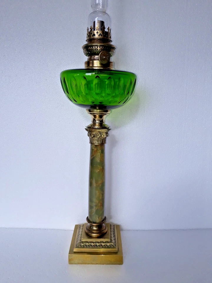 LAMPE A PETROLE, COLONNE MARBRE A CHAPITEAU, RESERVOIR BACCARAT CRISTAL VERT - Photo 3/4