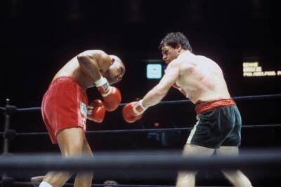 Vito Antuofermo Throws A Punch Against Bennie Briscoe 2 Old Boxing Photo