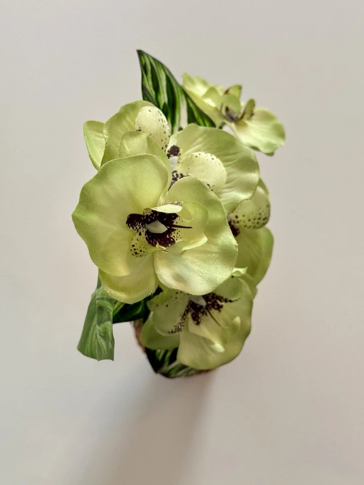 Винтажная искусственная орхидея цветочная композиция в тканой ананасовой вазе высотой 14,5 дюйма - Изображение 3 из 4