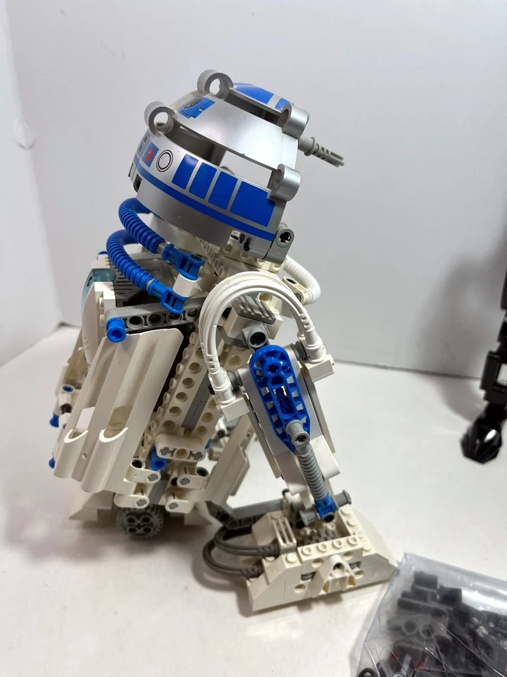 LEGO Technic: Droid Developer Kit R2 D2 9748 (1999) + Partial Darth Vader 8010 - Image 4 of 4
