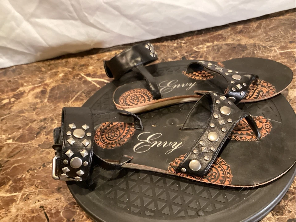 Sandalias planas para mujer Envy de cuero con tachuelas talla 8 Foto 2 de 4