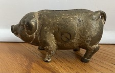 Ancienne pièce de monnaie / tirelire porc sur pied en métal fonte vintage de collection