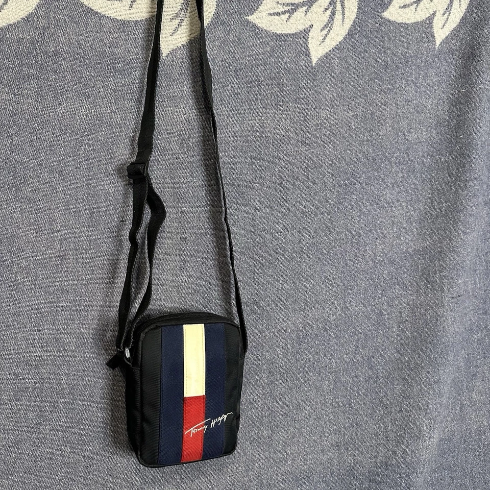 Tommy Hilfiger Bandolera Bolso Negro Azul Correa Ajustable Bolsillos con Cremallera Logo Foto 3 de 4