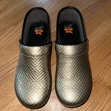 DANSKO XP SLIP RESISTANT GOLD PEWTER SNAKESKIN PATTERN CLOGS SZ 42 EXC PRE-OWNED