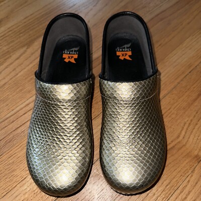 DANSKO XP SLIP RESISTANT GOLD PEWTER SNAKESKIN PATTERN CLOGS SZ 42 EXC  PRE-OWNED