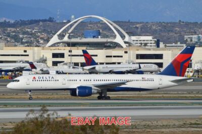 FOTO FLUGZEUG BOEING 757-232 'N6706Q' DELTA C/N 30422 L/N 921. BAUJAHR 2000.