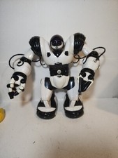 VINTAGE WOWWEE WHITE  BLACK ROBOSAPIEN ROBOT 2004 WORKS GREAT NO REMOTE.