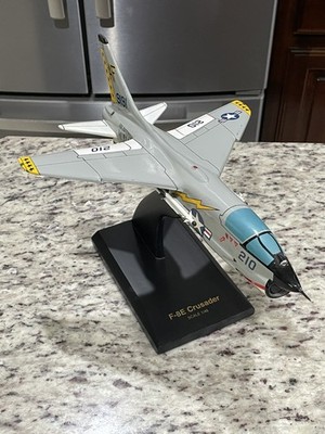 USN LTV Ling Temco Vought F-8E Crusader VMF-211 Desk Top Model 1/48 SC Airplane