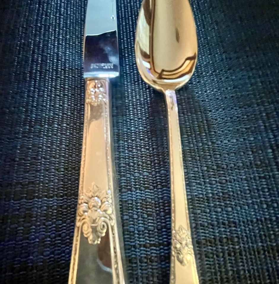 Aloha by Gorham Silver-plate 2 Dinner Forks, 2 Salad Forks, 2 Knives, 2 Spoons - Image 4 of 4