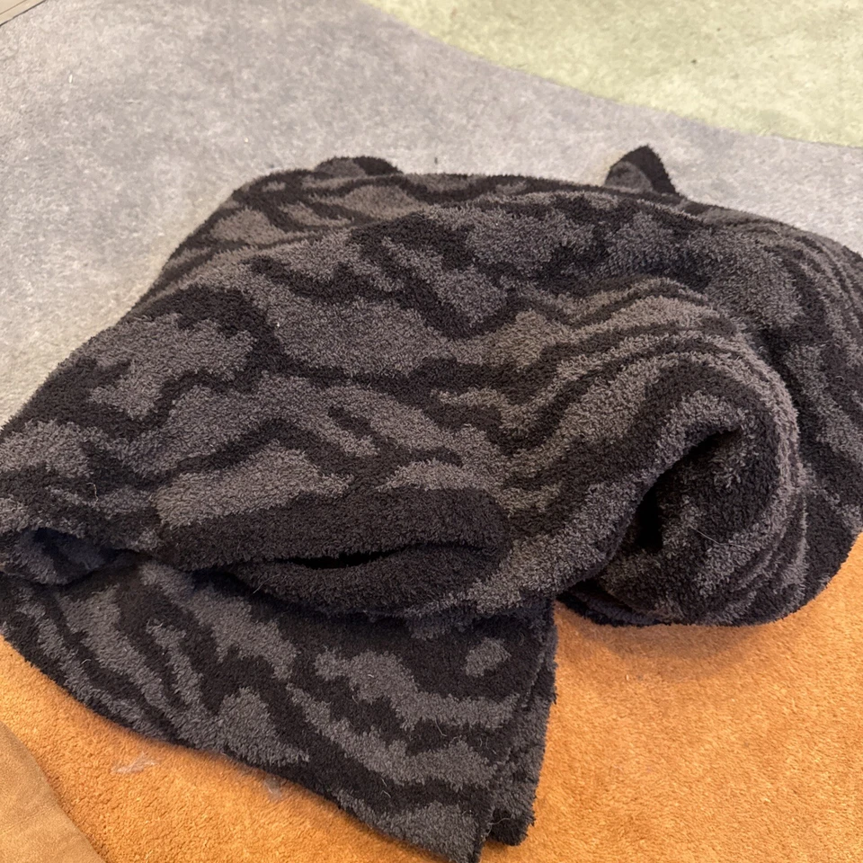 Barefoot Dreams CozyChic Envoltura de Fin de Semana de Gran Tamaño 45"L x 60"H Raya de Tigre Foto 2 de 3