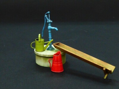 Plastikbausatz plusmodel 532 Garden pump Gartenpumpe mit Gießkanne 1:35 Diorama