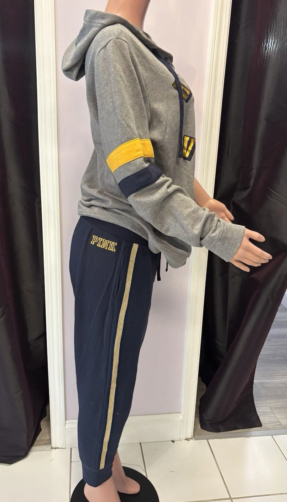 UNDERCOVER Felpa da jogging Victoria's Secret Collegiate Collection U of Michigan taglia Large