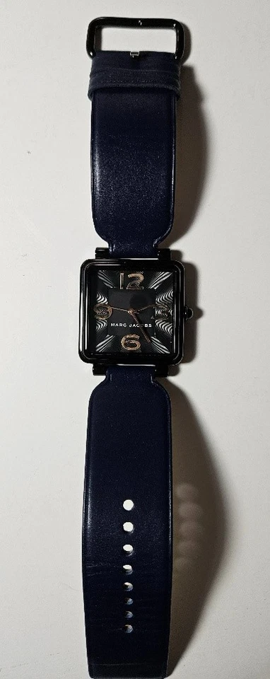 Часы MARC JACOBS квадратный циферблат - черный циферблат, темно-синий ремешок, золотые цифры - MJ1531 - Изображение 2 из 4