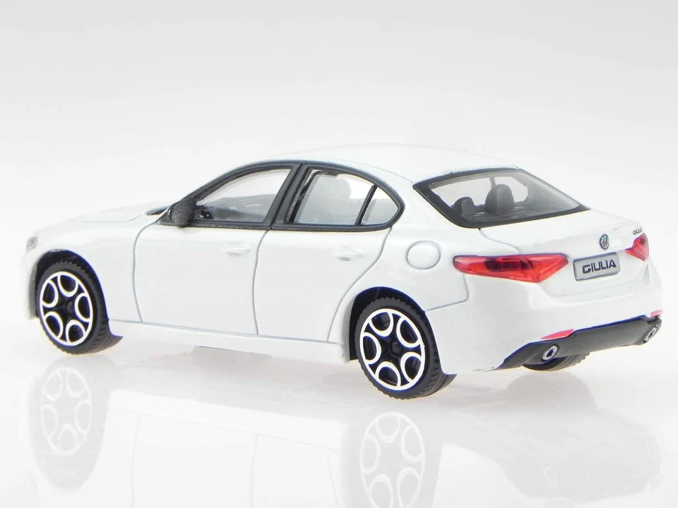 MODELLINO AUTO STATICO DIECAST BURAGO ALFA ROMEO GIULIA 2016 BIANCO SCALA 1/43 - Immagine 4 di 4
