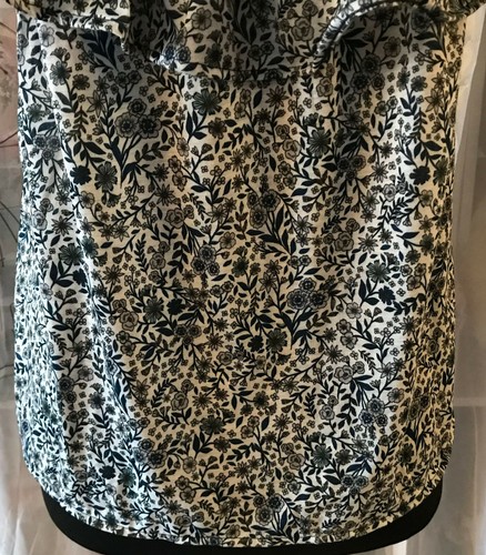 H&M lässige Damen Bluse Gr L grau mit feinem Blumenmuster blau - SCHULTERFREI - Bild 9 von 11