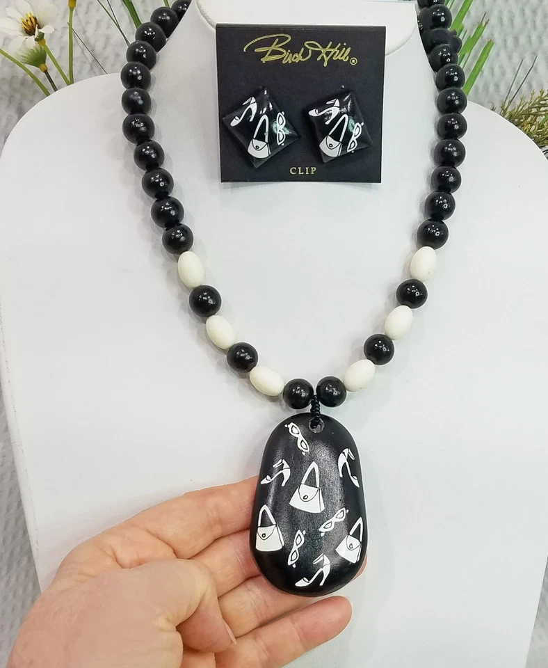 Grueso conjunto de collar y pendientes de madera negro y beige con colgante de compras Foto 4 de 4