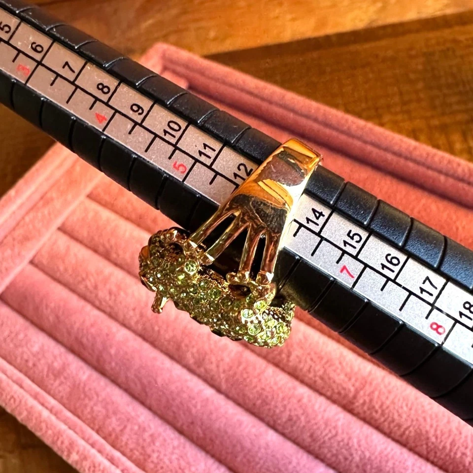 Золотистое ювелирное кольцо-лягушка Park Lane «Прекрасный принц» с зелеными кристаллами размер 6 - Изображение 3 из 4