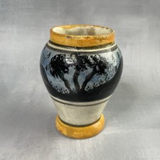 Pot ancien en faience décor paysage colline arbres et oiseaux à identifier