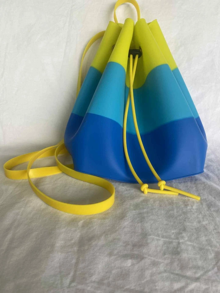 Deliciosa mochila de cuerda de silicona gomosa usada Foto 3 de 4
