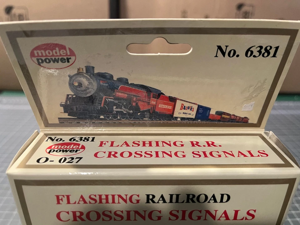Model Power Train HO O-O27 Scale 6381 Flashing Railroad Crossing Signal Lot E - Image 2 of 4