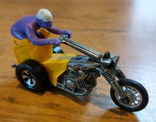 Hot Wheels Rrrumblers 5948 Choppin' Chariot in  gelb mit lilafarbenem Fahrer