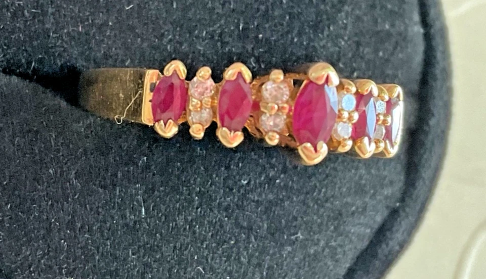 Nuevo anillo de oro amarillo de 10 quilates con rubí y diamantes talla 9 Foto 3 de 4