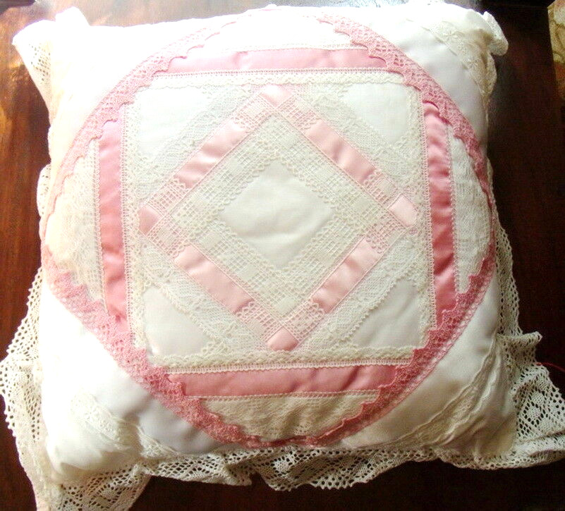 Coussin artisanat français pour une décoration de chambre romantique blanc rose