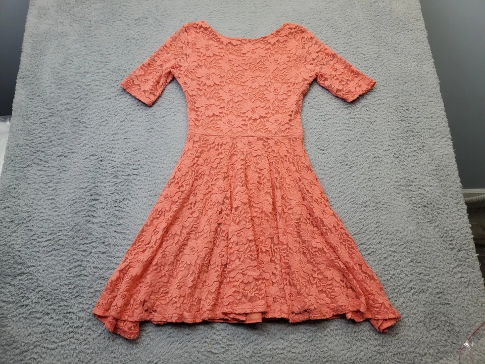 Vestido dELiA*s Línea A Para Mujer Pequeño Salmón Manga Corta Cuello Redondo Encaje Superposición Foto 2 de 4