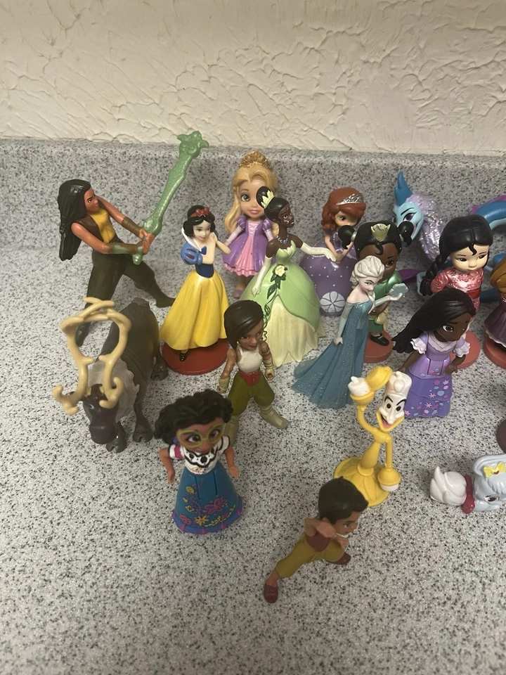 Gran Lote de Figuras Disney - Princesa, Frozen, Encanto, Mérida, Mulan, Sven 30+ piezas Foto 2 de 4
