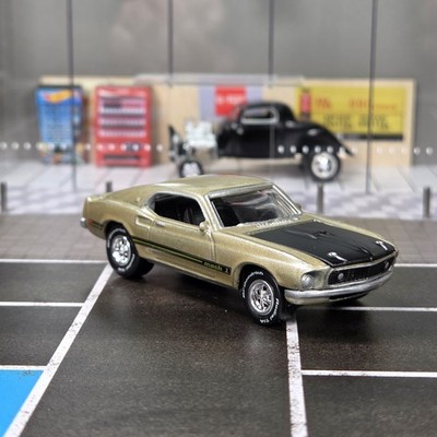 Johnny Lightning Mustang Classics 1969 Ford Mach 1 Gold 1/64 Real Riders Pewter 