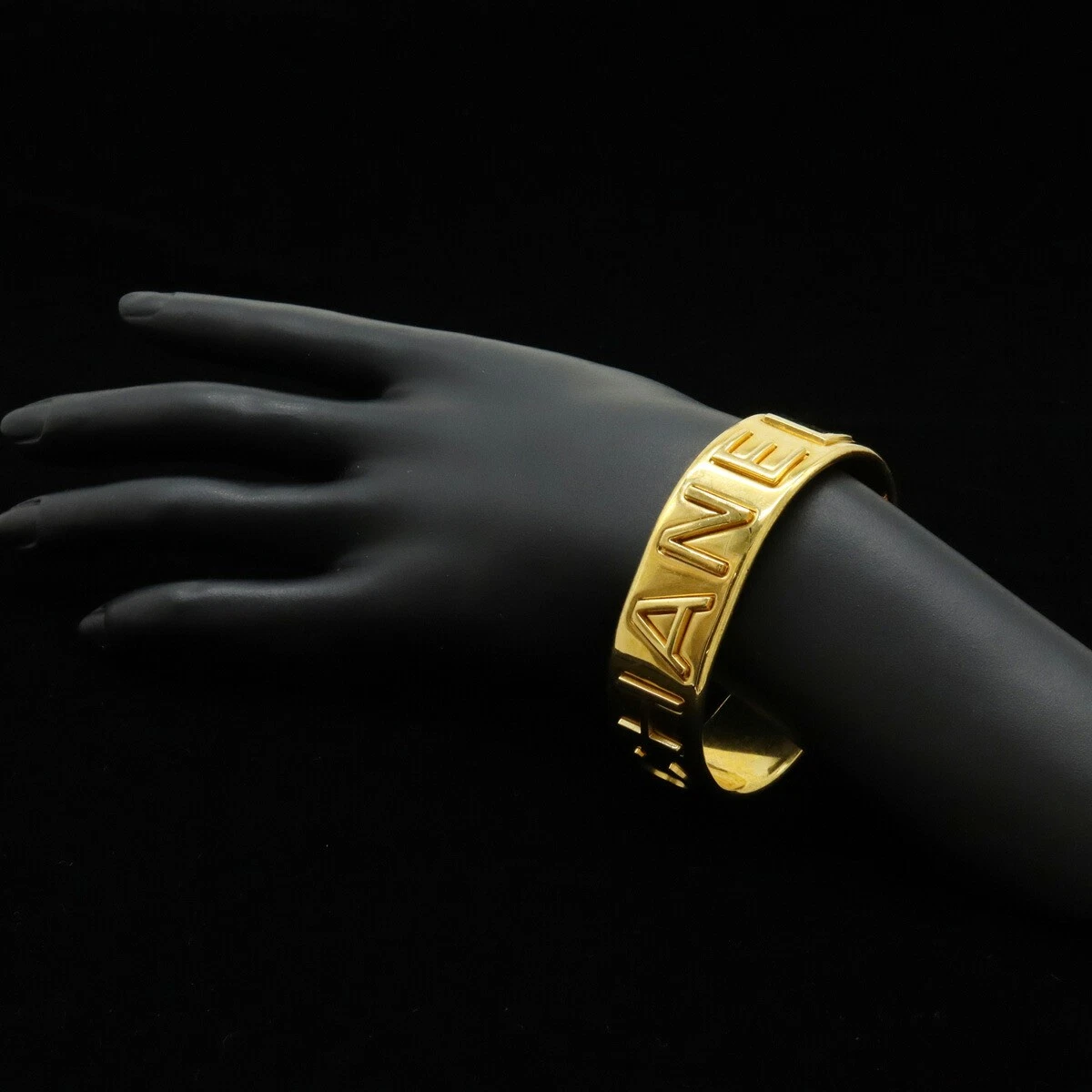 Bracciale aperto logo CHANEL GP oro 97A diametro interno 17 cm