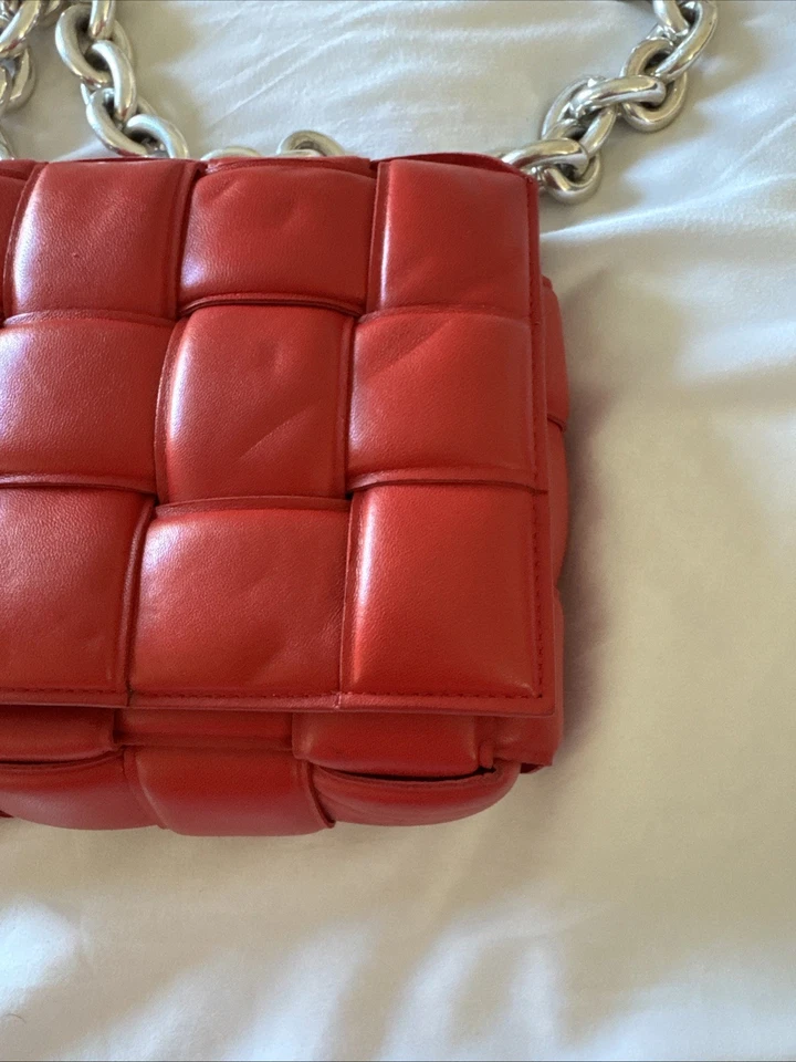 Bolso Bottega rojo cadena correa para el hombro herrajes plateados para mujer Foto 4 de 4