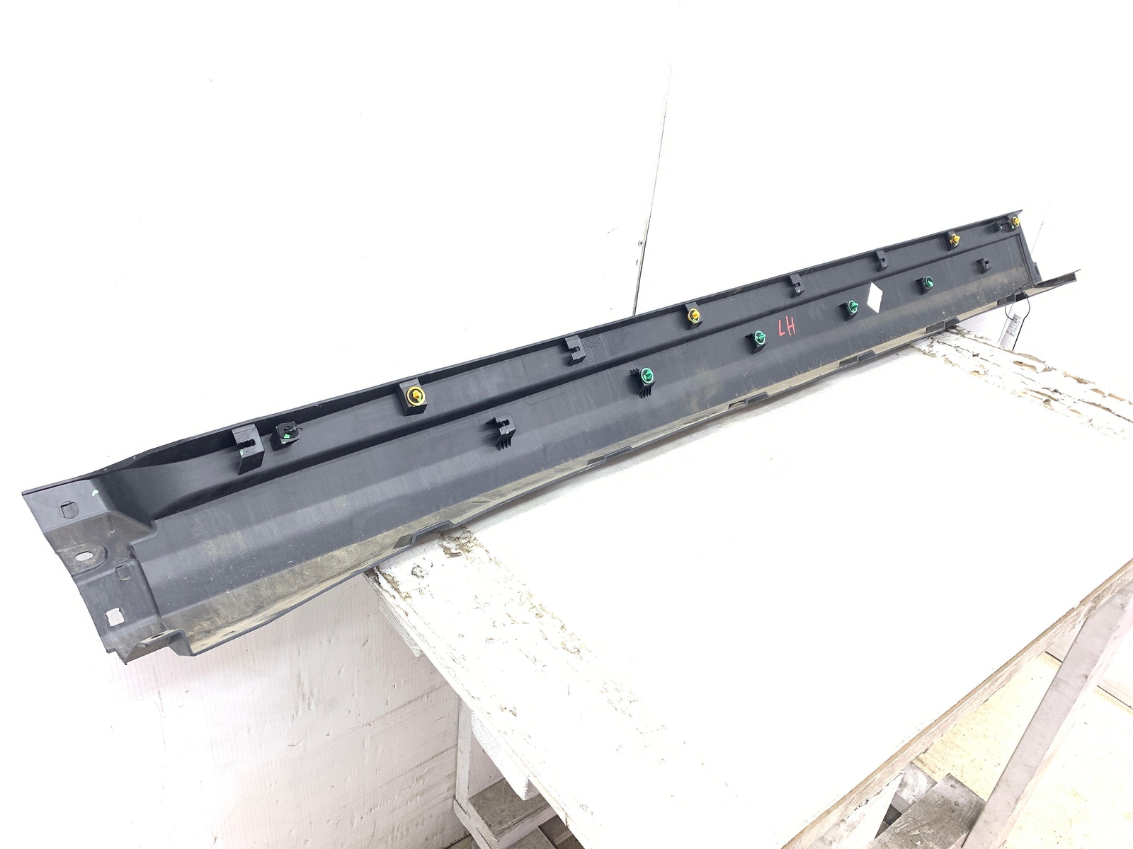 2017-2020 MASERATI LEVANTE M161 LH LEFT ROCKER PANEL COVER MOULDING 670040335