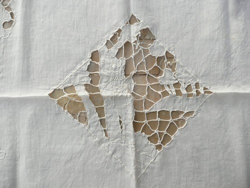 broderies ancienne faite main TROUBADOUR en RICHELIEU