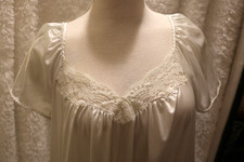 Vanity Fair Vtg gown white 100 nylon size medium